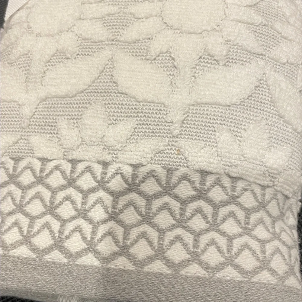 Gray & White Textured Hand Towels🛁